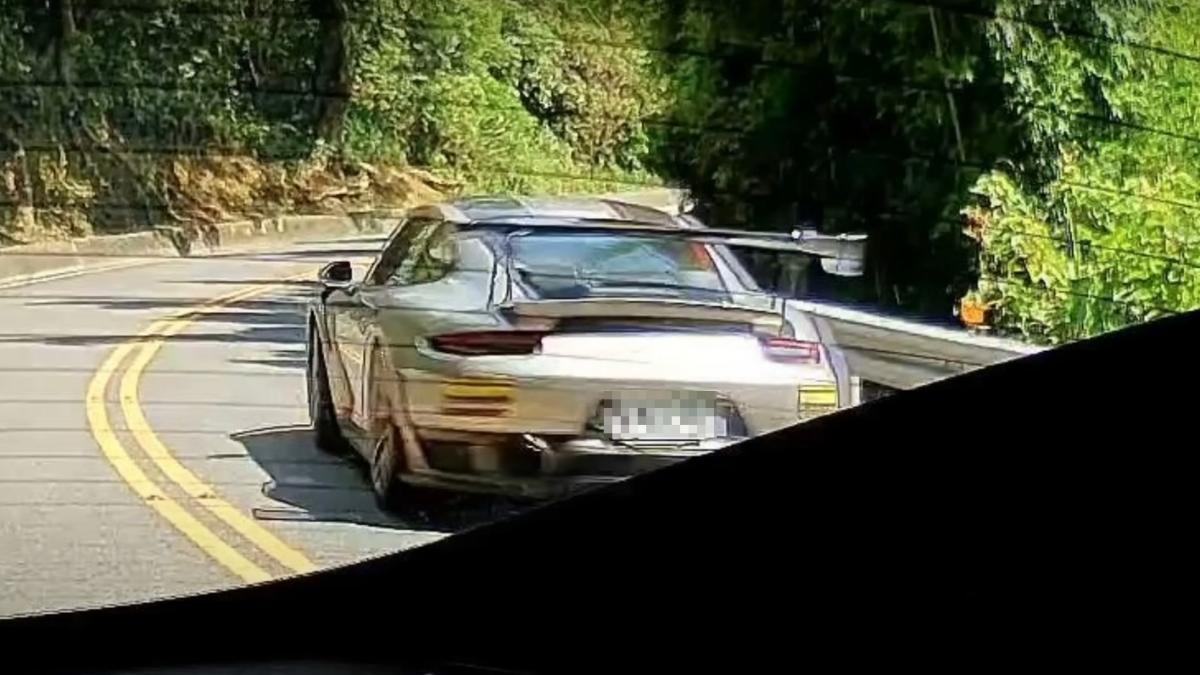 紅車車主找上這輛違規保時捷車主理論。（圖／翻攝自WoWtchout-地圖型行車影像分享平台）