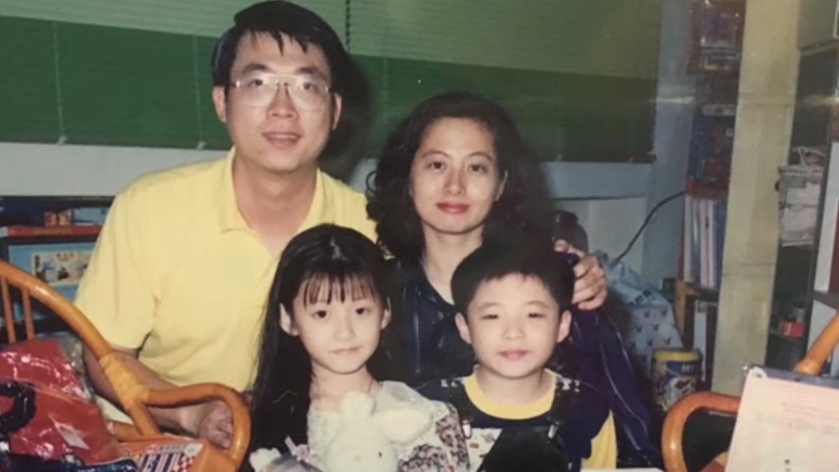 林逸欣爸媽紀錄小時候成長過程。(圖/翻攝自林逸欣臉書)