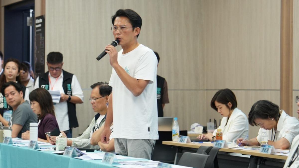 沒在聽?黃國昌報告「蔡壁如低頭戴耳機」 她認:可一心多用
