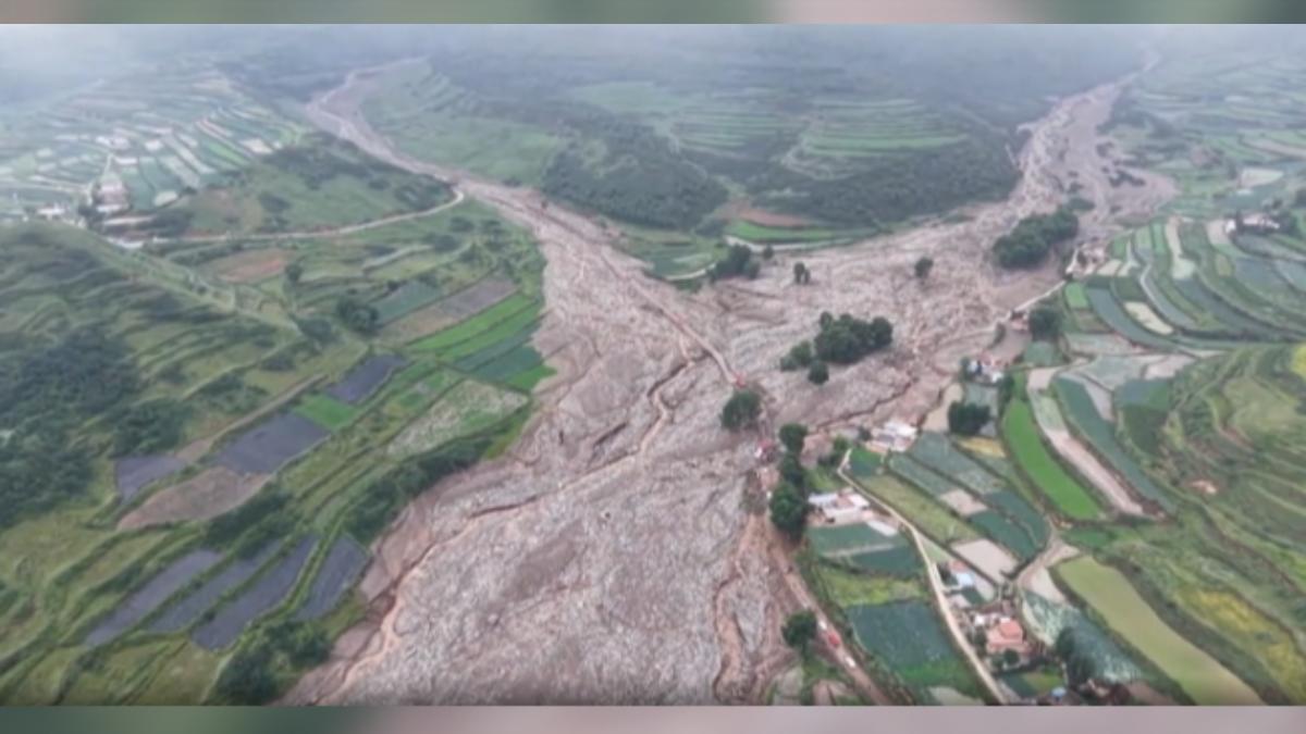 大陸甘肅蘭州榆中縣爆發嚴重山洪,沿岸馬蓮灘村遭三度土石流侵襲,至少15人罹難、28人失聯。(圖/大陸央視)