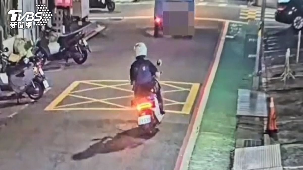 貨車駕駛東區違規遭攔查，暴怒嗆警「你開槍打我」。（圖／TVBS）