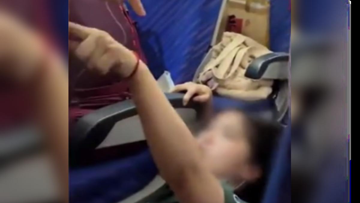 南方航空一名小男孩連續踢前排座椅,不僅屢勸不聽,還故意碰撞對方,女乘客一氣之下出手反擊,結果遭小男孩一家四口打趴在地。(圖/網路)