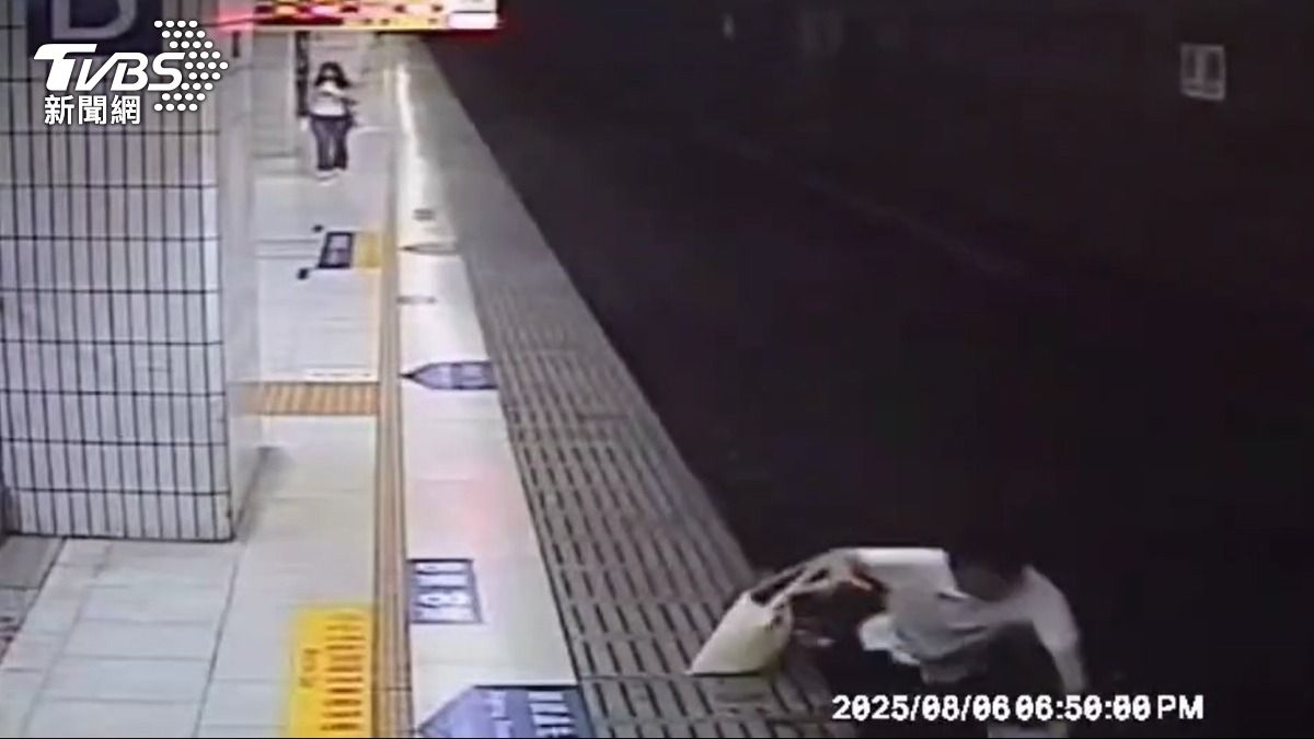 滑手機沒看路導致落軌。（圖／TVBS）