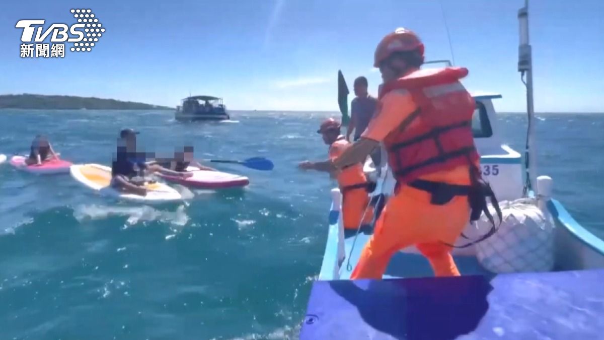 遊客玩SUP被海流推向外海，海巡人員搭乘漁民膠筏趕到現場，拉著繩子將遊客一一救上船（圖／TVBS）