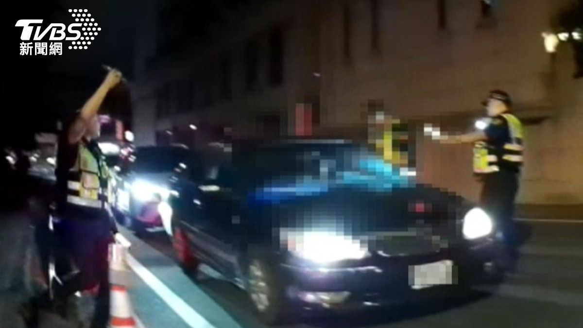 黑色轎車駕駛拒絕臨檢。(圖/TVBS)