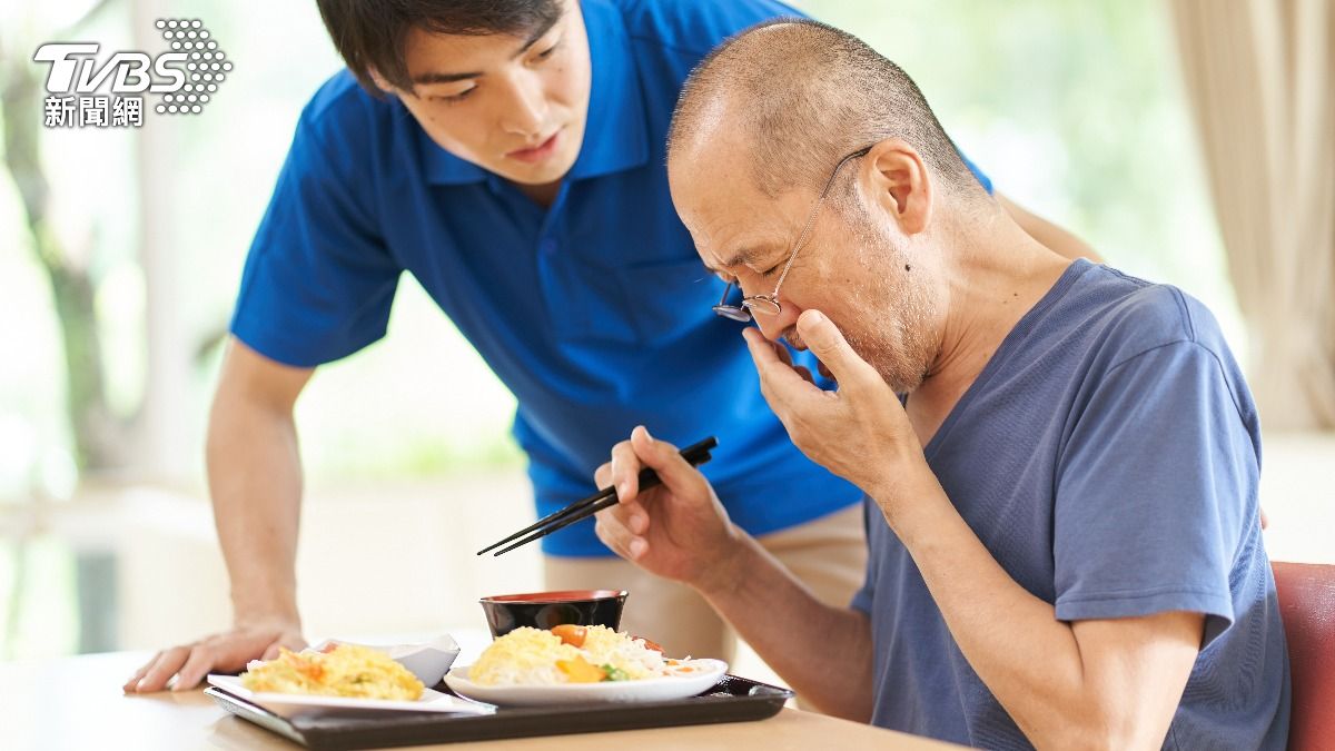 吞嚥障礙險奪命！老人吃飯「慢又嗆」　中西醫整合三個月助改善