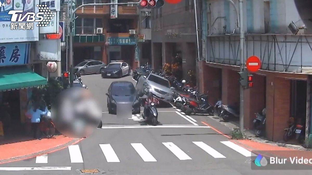  通緝犯拒檢狂飆！「撞上紅燈車」車輪撞歪　被警強制拽下車。(圖／TVBS)