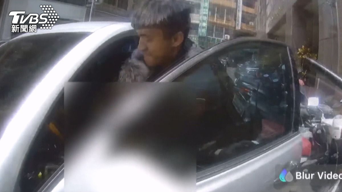 毒犯撞紅燈車輛　「車輪撞歪」難逃法網。(圖／TVBS)