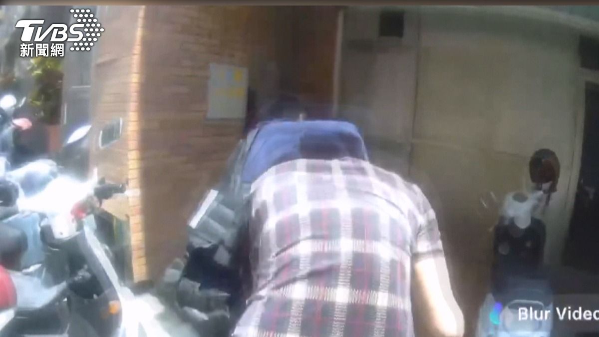 毒犯撞紅燈車輛　「車輪撞歪」難逃法網。(圖／TVBS)