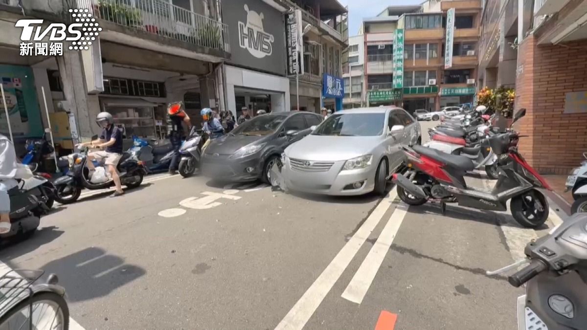  通緝犯拒檢狂飆！「撞上紅燈車」車輪撞歪　被警強制拽下車。(圖／TVBS)