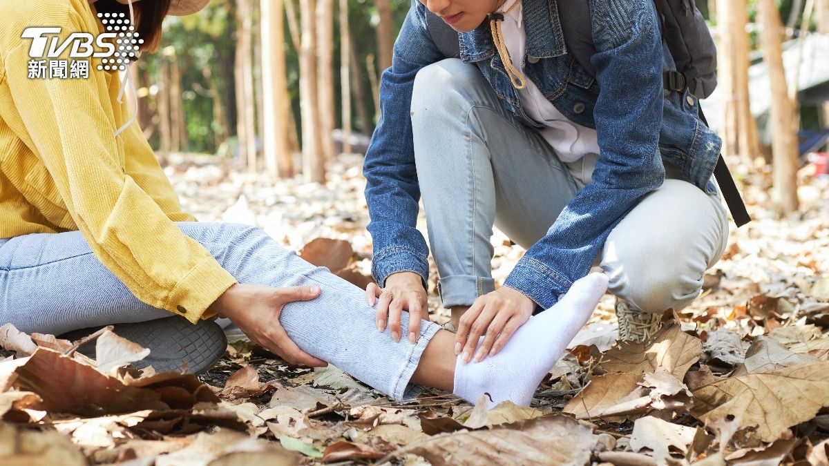 出遊走到鐵腿?專家授「5大防護」妙招:鞋襪選對很關鍵