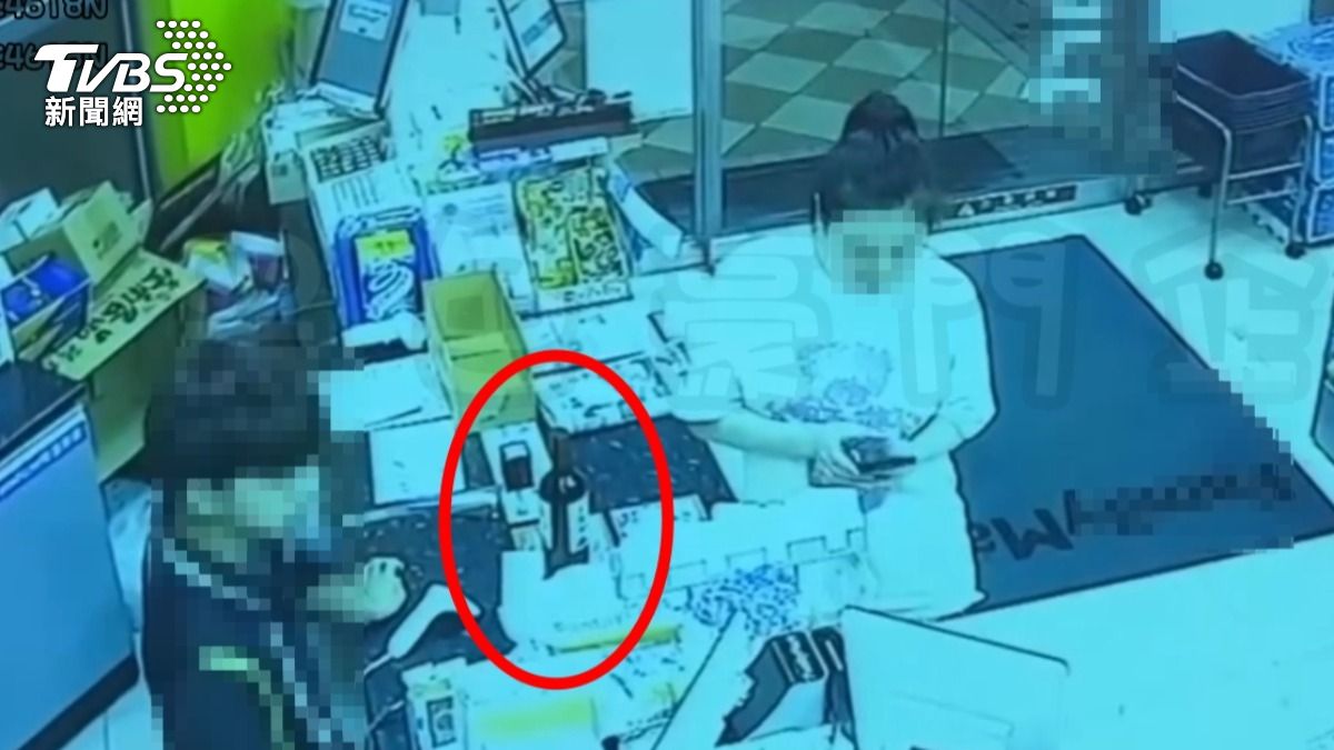 女客人只因店員沒幫她裝進塑膠袋就敲碎整瓶紅酒,割傷店員。(圖/黑色豪門企業)