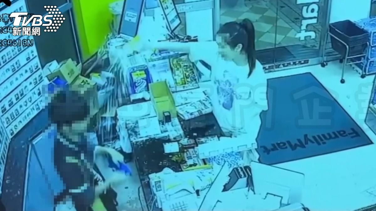 女客人事後又拿了一瓶啤酒故意朝店員噴灑。(圖/黑色豪門企業)
