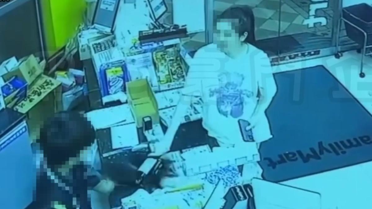 女顧客二話不說猛力將紅酒砸爆,飛濺的玻璃劃傷賴男的左手。(圖/翻自黑色豪門企業)
