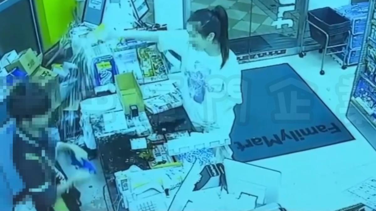 女顧客拿起店內另一瓶罐裝啤酒後大力搖晃,並潑向賴男。(圖/翻自黑色豪門企業)