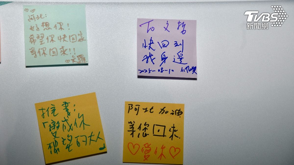 陳佩琪在柯P三坪圖書館紙條留言「快回到我身邊」。(圖/胡瑞麒攝)