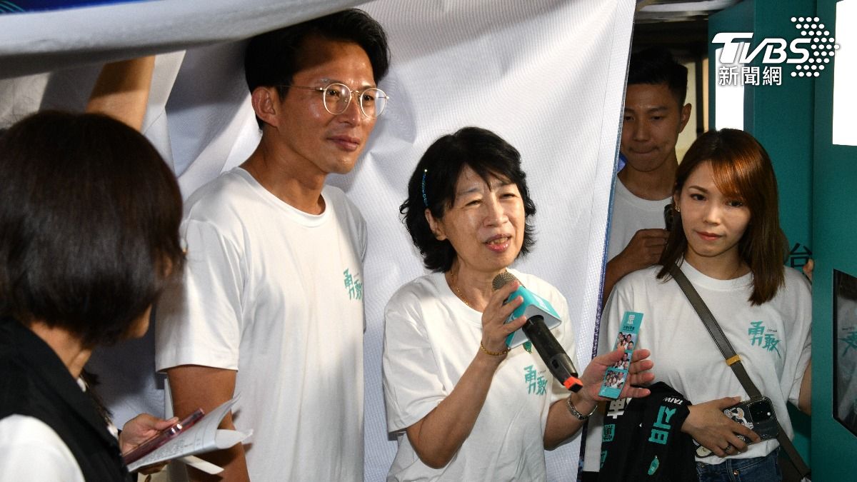 白黨慶展示「柯文哲獄中書籍」 陳佩琪現身留言:快回我身邊