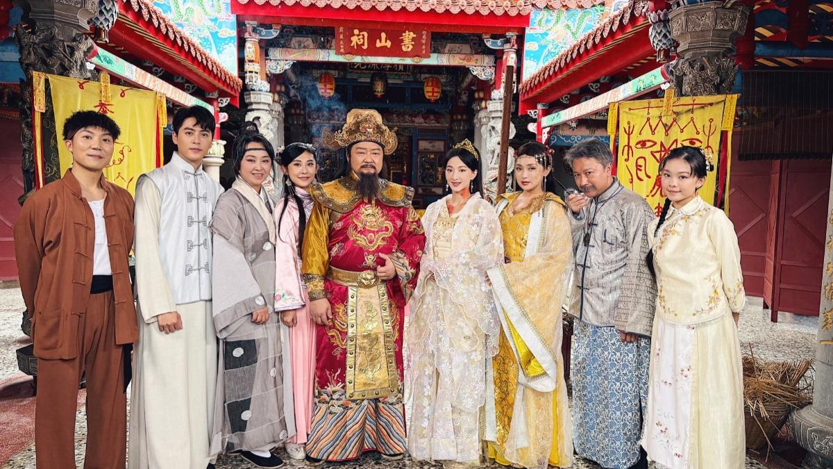 許定南(左起)、黃新皓、林衣倩、蔡沐函、楊少文、江晏寧、彭曉彤、劉濟民、林湘儀合照。(圖/三立提供)