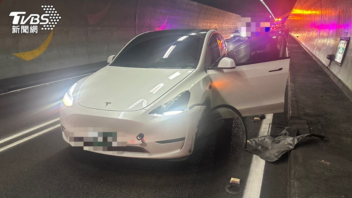 特斯拉雪山隧道內撞壁! 左前輪掀起輪框飛落車道釀回堵