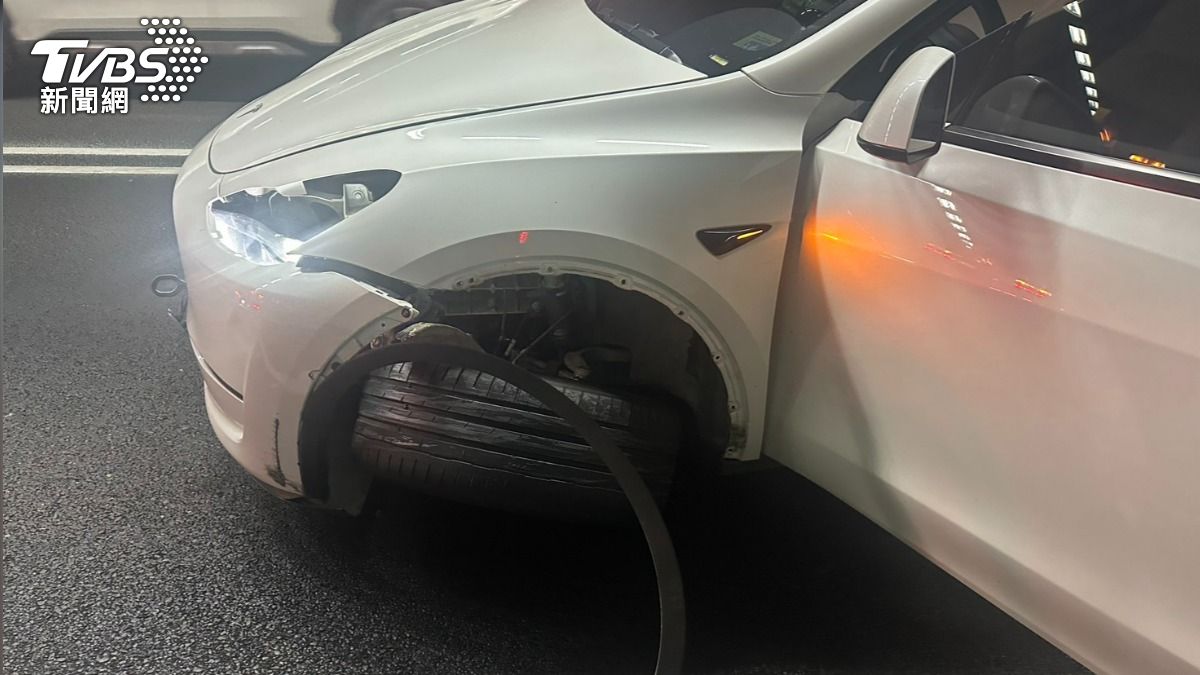 車輛左前輪、輪框遭撞毀損。(圖/TVBS)