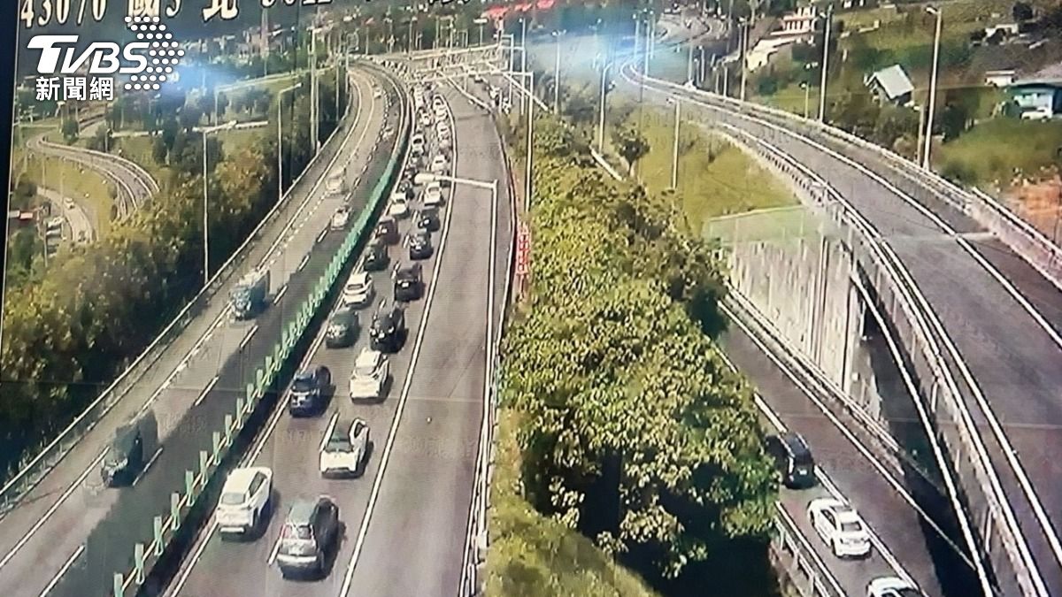 車輛事故一度造成雪隧擁塞。(圖/TVBS)