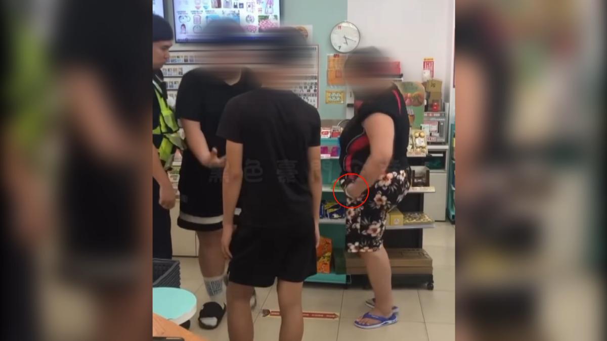 女子被其他顧客誤以為在偷東西，向店員檢舉，為了證明自己清白，褲子口袋都要翻出來給大家看（圖／翻攝黑色豪門企業）