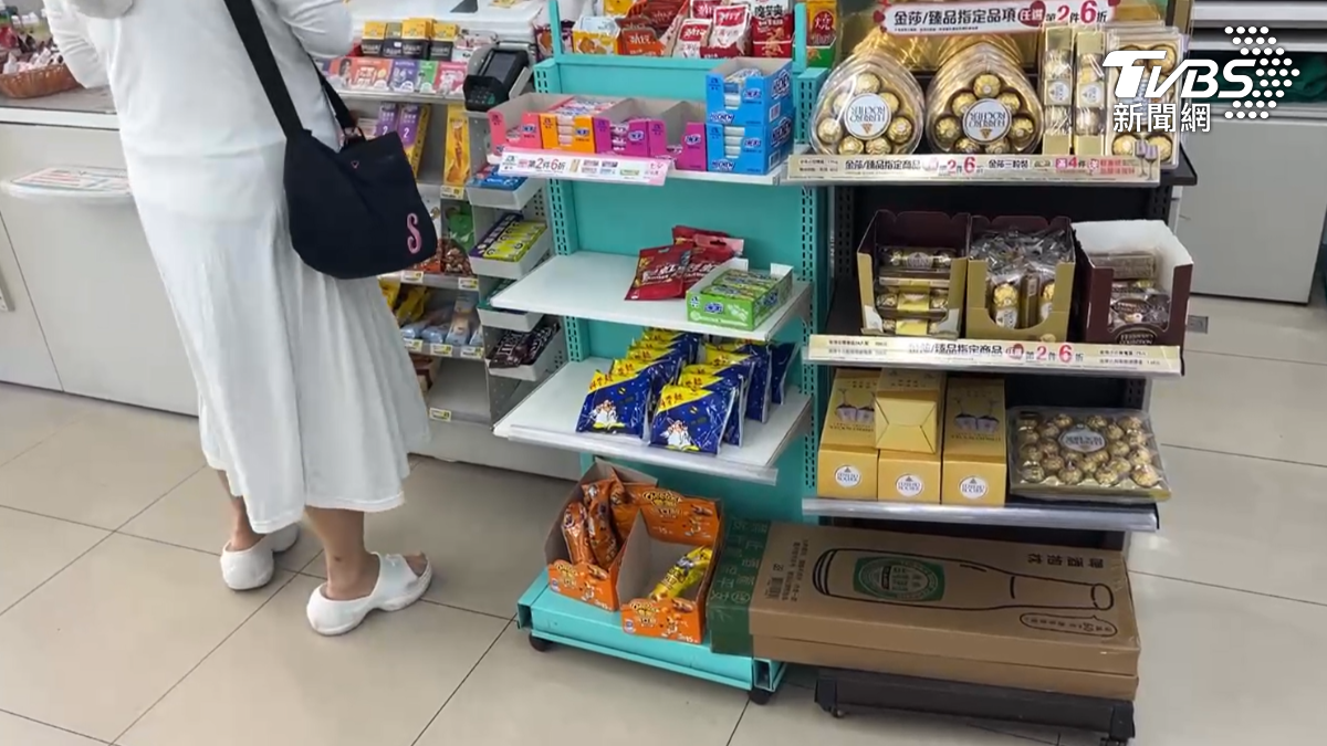 女子到超商買東西，東西還沒買完，就在櫃台旁挑選糖果，但因為角度問題，被店內的少年誤以為他偷東西（示意圖／TVBS）