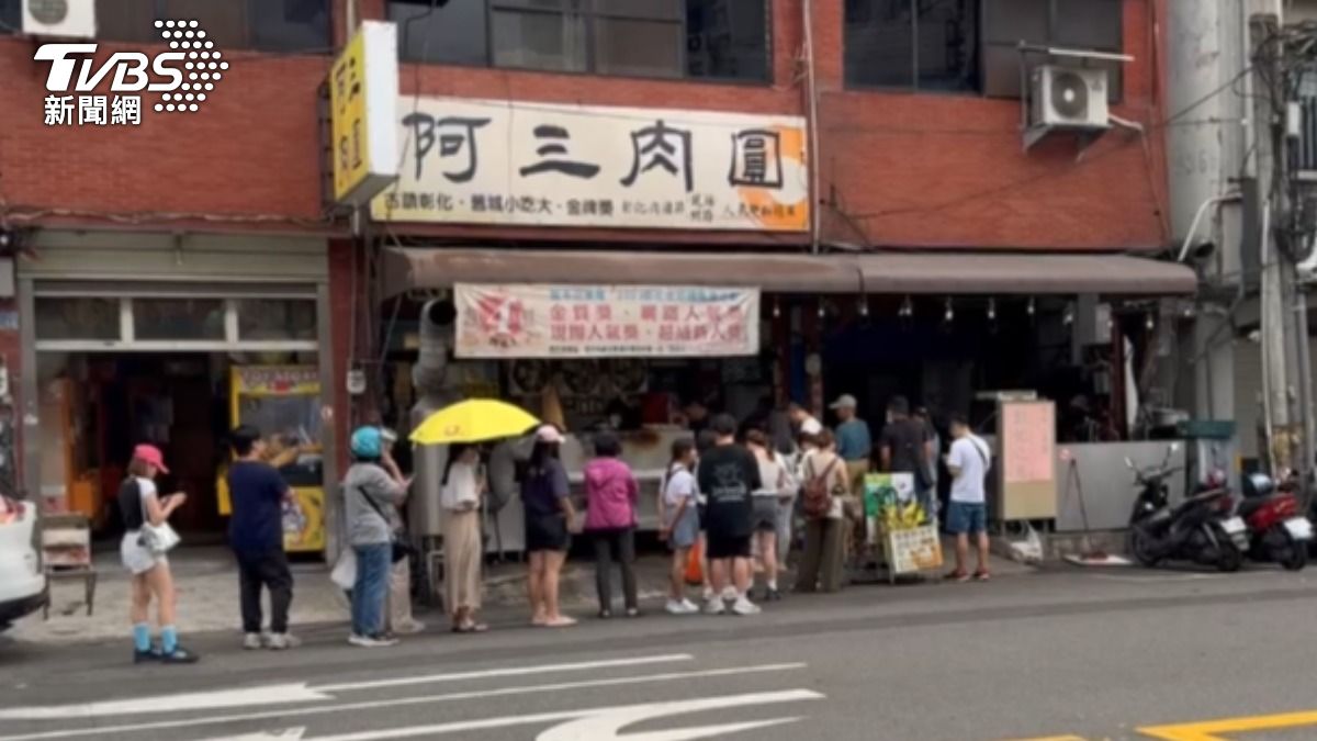 排隊人潮依舊不減，老饕們仍繼續搶吃。（圖／TVBS）