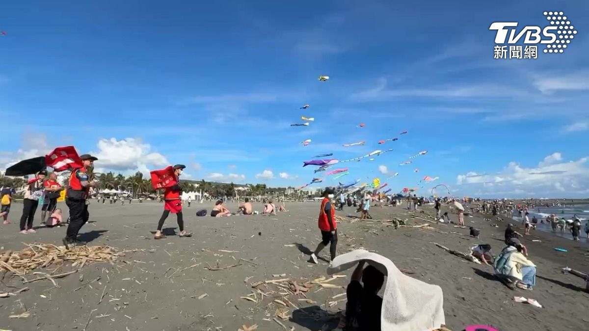 高雄市消防局人員特別提醒,水母目前正處於活躍期,他們建議遊客在戲水時應穿著能覆蓋身體大部分面積的水母防護衣物,以降低被螫傷的風險。(圖/TVBS)