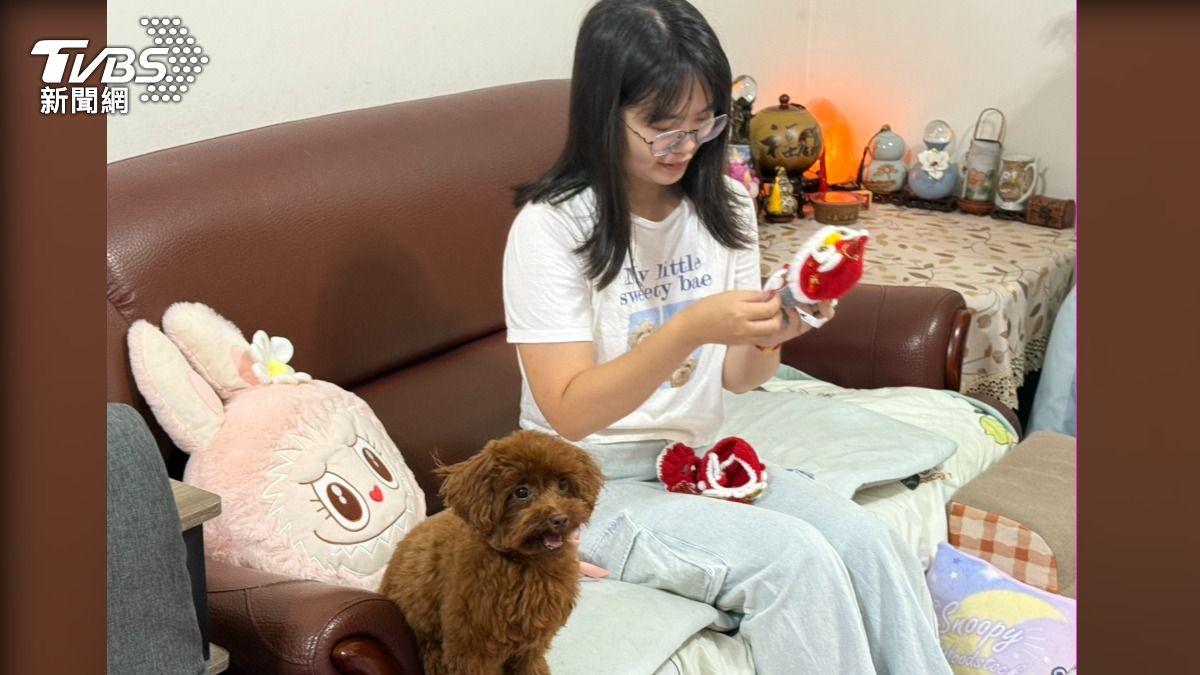 收藏家點出，開箱盲盒跟買名牌包能獲得的快樂一樣。（圖／TVBS）