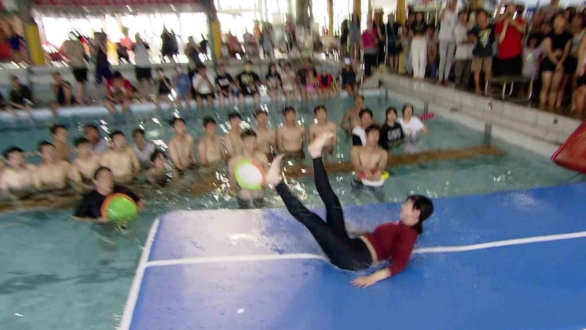 籃籃賣力玩遊戲。(圖/民視提供)