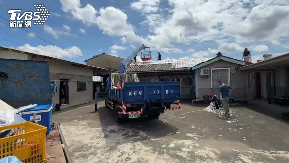 楊柳颱風即將於週二影響台灣，然而丹娜絲颱風過後一個多月，嘉南地區仍有許多民宅屋頂未修復，居民面臨二次風災威脅備感憂慮。（圖／TVBS）