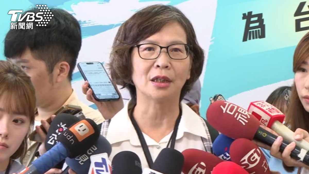 中央委員蔡璧如,在黃國昌致詞時都戴著耳機,蔡壁如解釋自己可以一心多用。(圖/TVBS)
