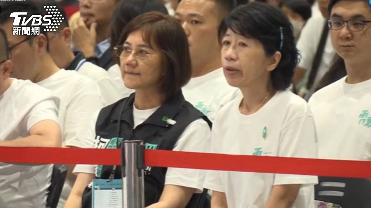 黃國昌喊話,明年七周年黨慶時,把柯文哲帶回來,陳佩琪很感動。(圖/TVBS)