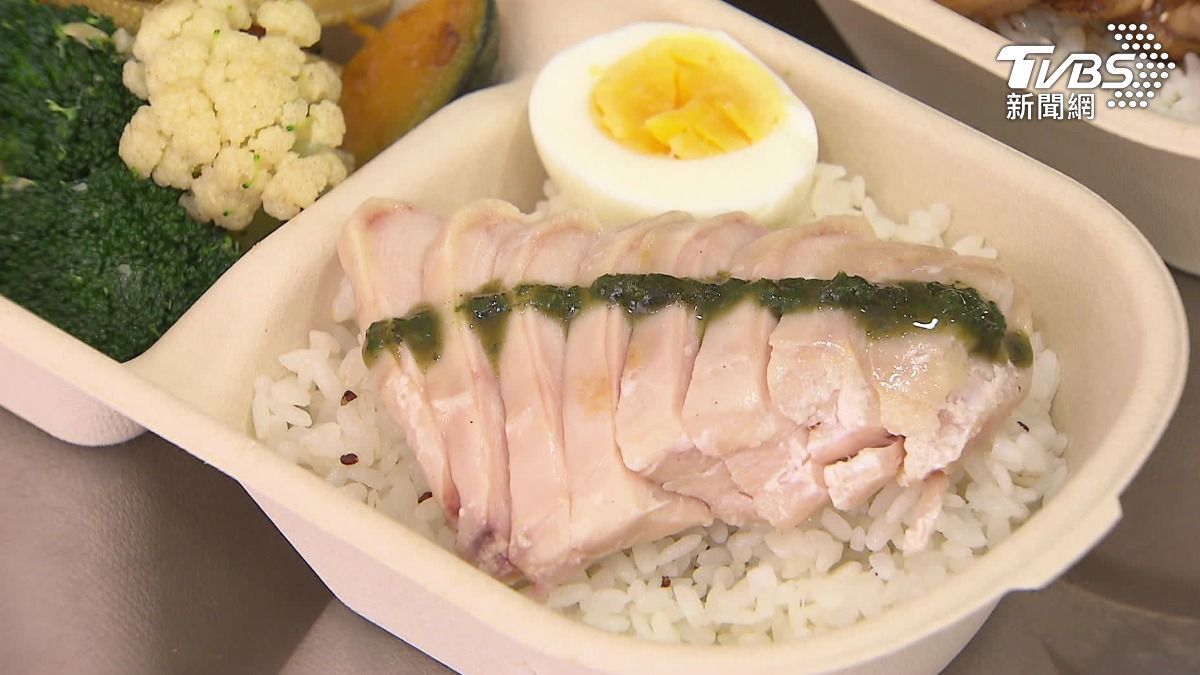麥啊捏呷，即食雞胸肉，開就吃，毒素恐致命。（圖／TVBS）