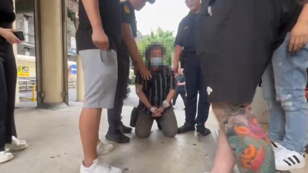 家屬氣憤要求吳男跪下。(圖/翻攝畫面)