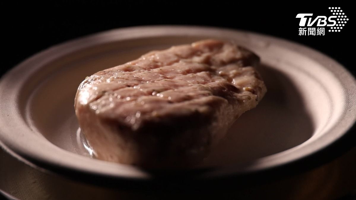 麥啊捏呷，即食雞胸肉，開就吃，毒素恐致命。（圖／TVBS）