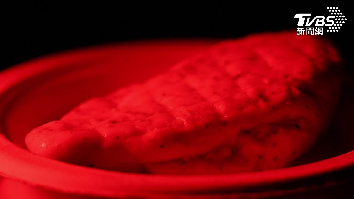 麥啊捏呷，即食雞胸肉，開就吃，毒素恐致命。（圖／TVBS）