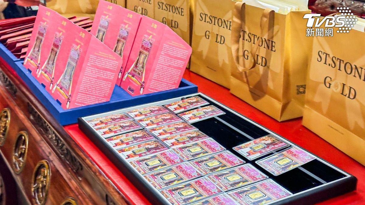 台灣黃金市場結合信仰，推白沙屯媽祖紀念黃金條塊，業者先敬獻媽祖100枚純度999.9的紀念金塊。（圖／聖石金業）