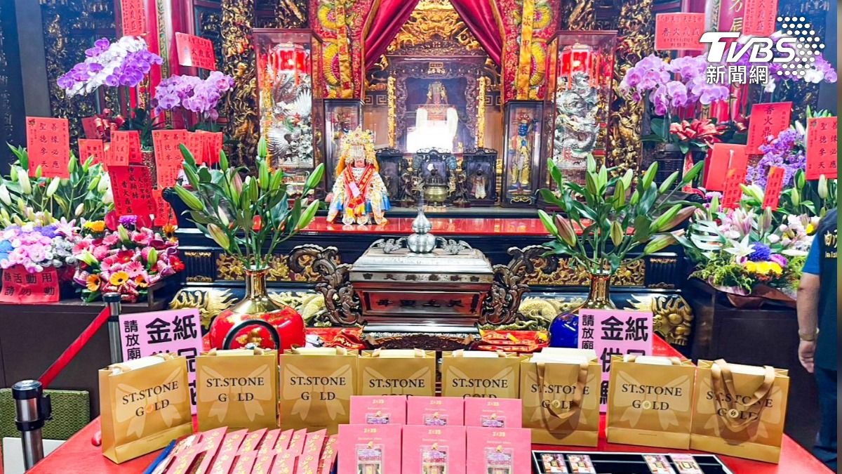 台灣黃金市場結合信仰,推白沙屯媽祖紀念黃金條塊,業者先敬獻媽祖100枚純度999.9的紀念金塊。(圖/聖石金業)