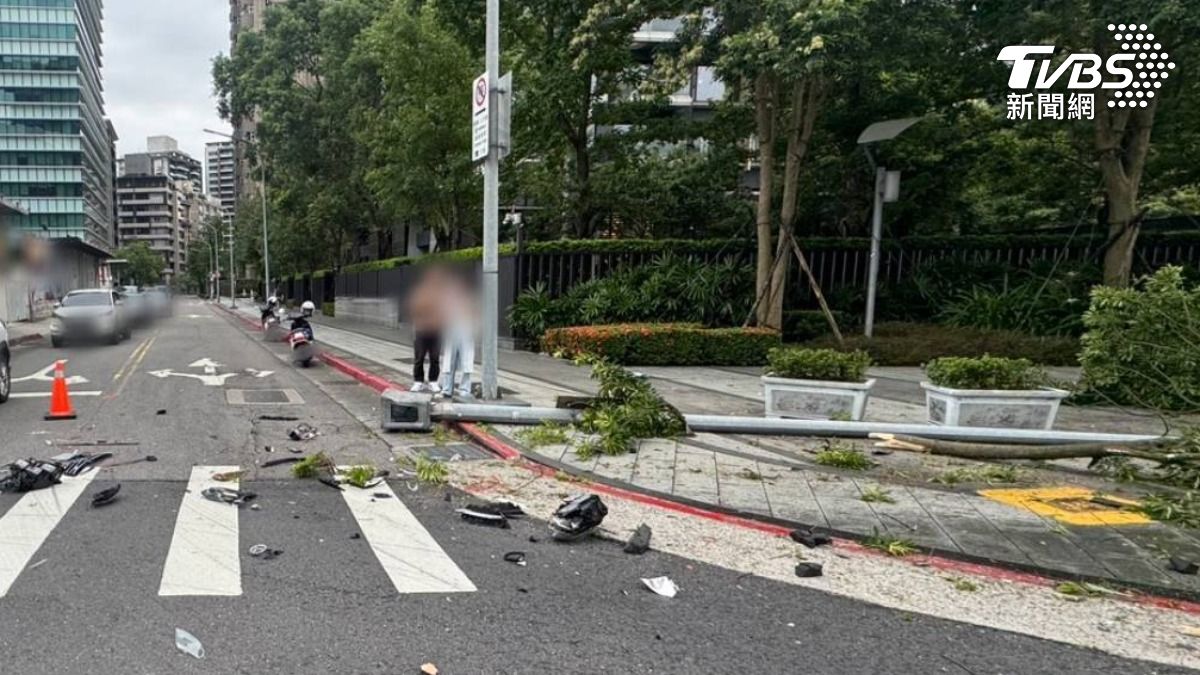現場電線桿倒塌、車殼四散。（圖／TVBS）