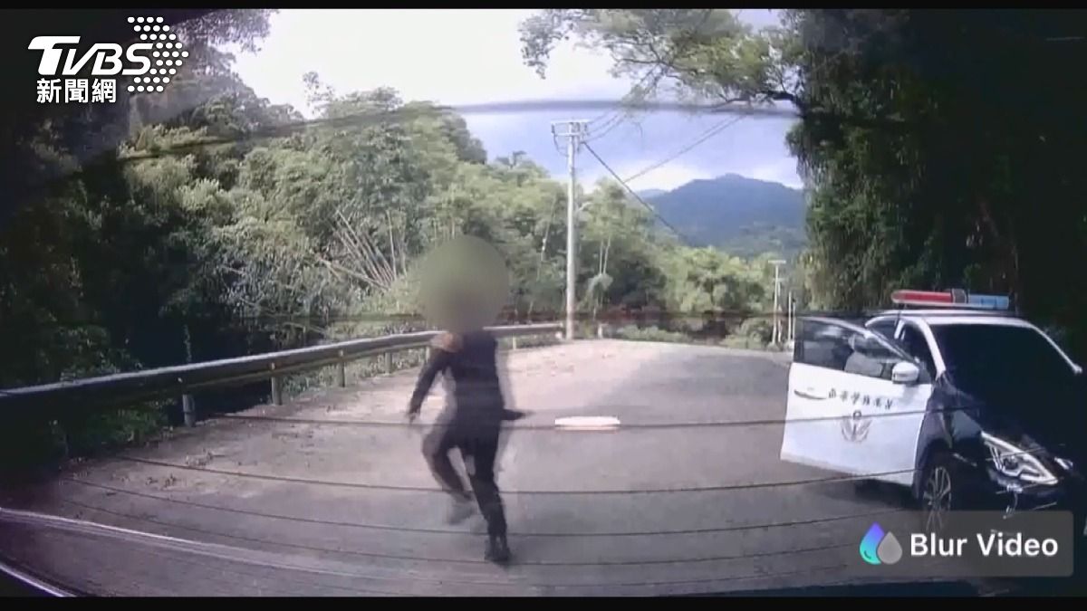 邱嫌立刻下車逃跑，跑到邊坡後一個翻身越過護欄。(圖／民眾提供)