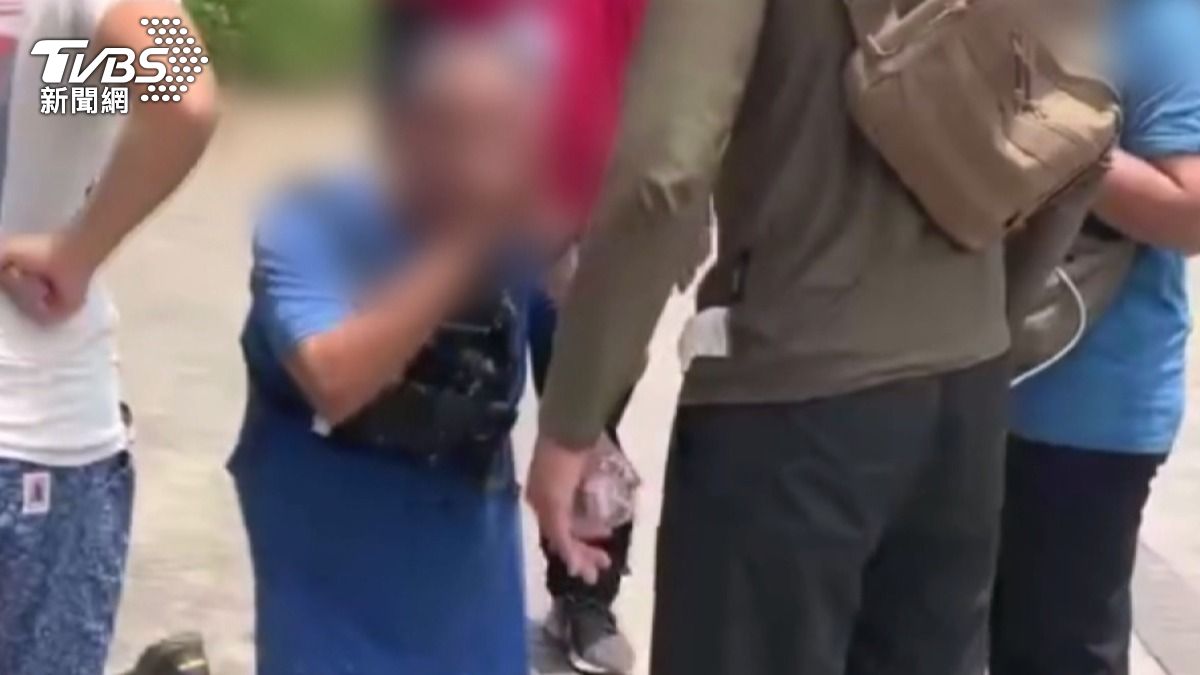 跑者熱衰竭送醫 主辦總經理當眾下跪。(圖/翻攝網路)