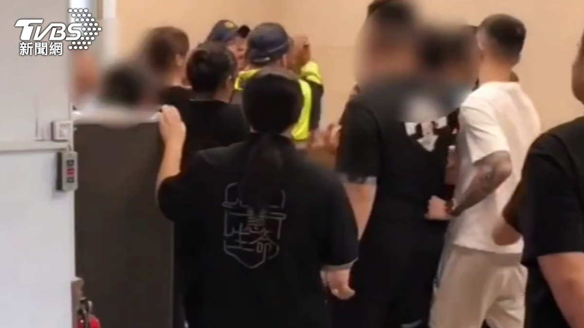相驗室外,肇事運將遭死者家屬圍毆。(圖/TVBS)