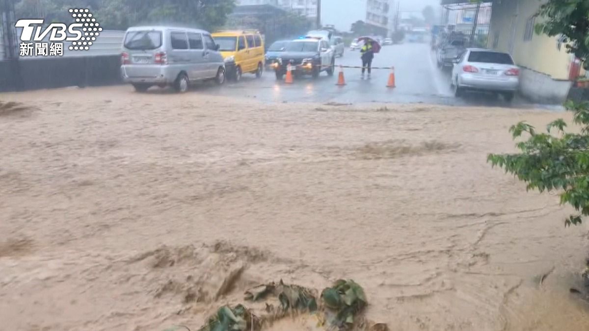 豪雨襲社頭山區！泥流沖路，居民架擋水門。(圖／翻攝臉書經典小鎮 社頭)