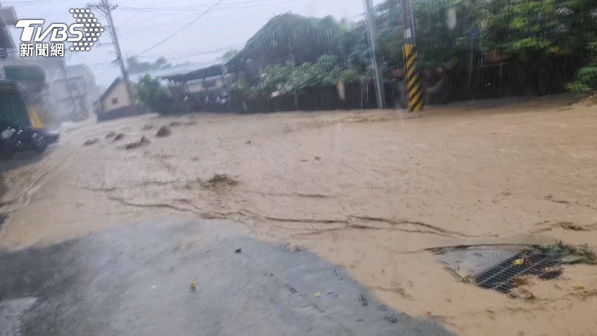 暴雨釀泥流！彰化社頭「黃泥河」沖民宅。(圖／翻攝臉書經典小鎮 社頭)