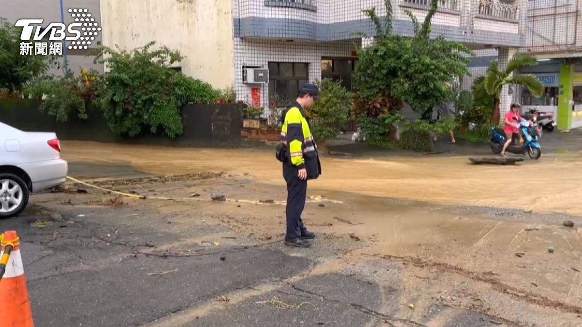 社頭山區遭泥流侵襲，員警緊急在現場擺放三角錐進行戒備。(圖／翻攝臉書經典小鎮 社頭)