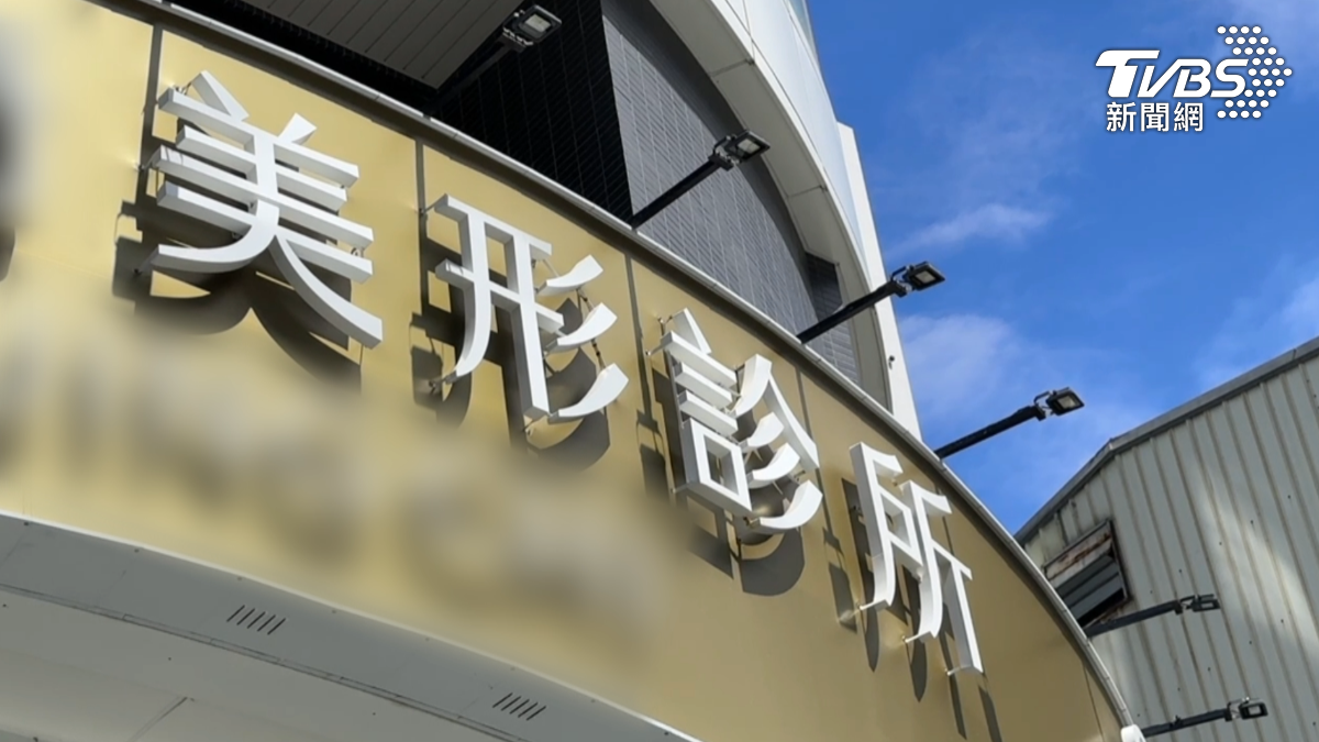 男子被知名連鎖醫美診所的名人廣告吸引,預約並支付了超微波課程費用,卻在診所內等待超過三小時仍未接受治療。(圖/TVBS)