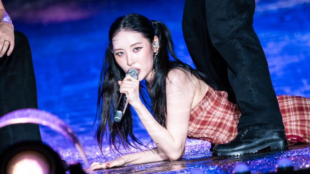 宣美「水蛇腰狂扭」跳舞跳到破皮 拗臀爬行膝蓋殘留血跡