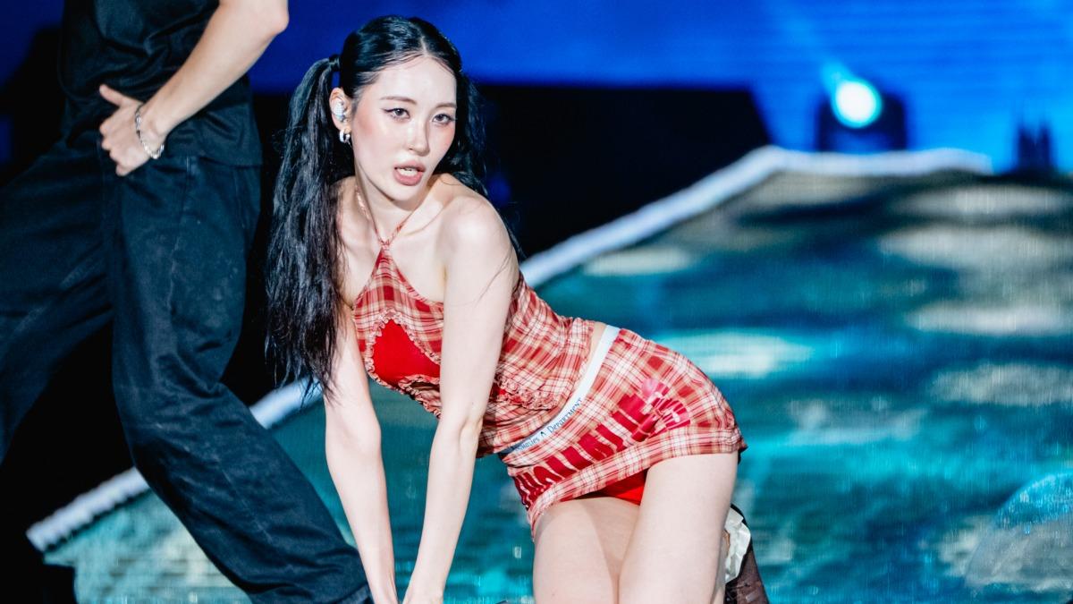 宣美敬業跪在地板熱舞。(圖/讀者提供)